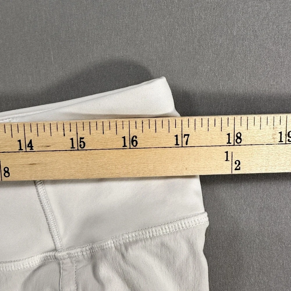 Lululemon Shorts Womens 10 White 2.5‎ Inseam Running Lined Zip Pocket Athletic